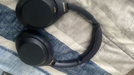 SONY EARPHONES NEW COMES WITH ALOT PERSONALIZE YOUR EARPHONES  PKAY MUSIC WITHOUT PHONE  ASKING 150$