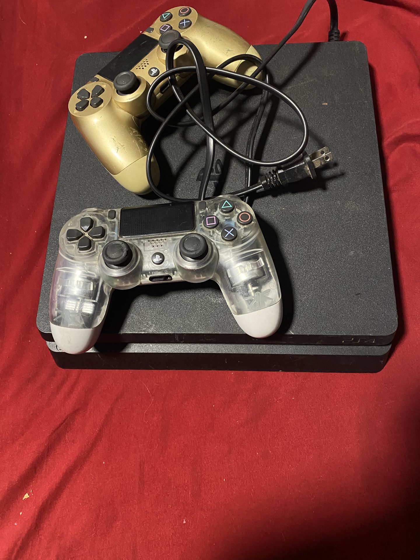 PS4 Slim 1TB + 2 Controllers