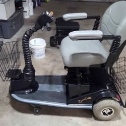 Rascal 245 Mobility Scooter 3-Wheel Heavy Duty 450lb Cap, w Seat Lift Upgraded*.   3-wheeled Rascal 245/255 scooter with two new OEM batteries and Upg