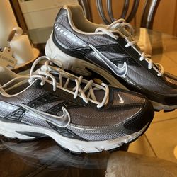 Men's Nike INITIATOR SZ 9  1/2.  Never Worn. 