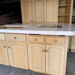 Cabinets/Kitchen Island 