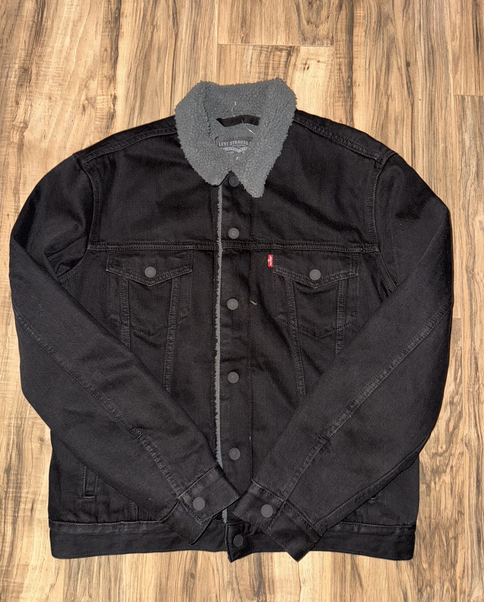 New men’s size medium Levi’s Sherpa jacket