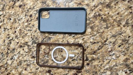 2x iPhone 11 phone cases.