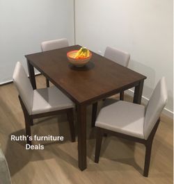 Beautiful‼️ 5-Pc Dining Table Set Oak Finish