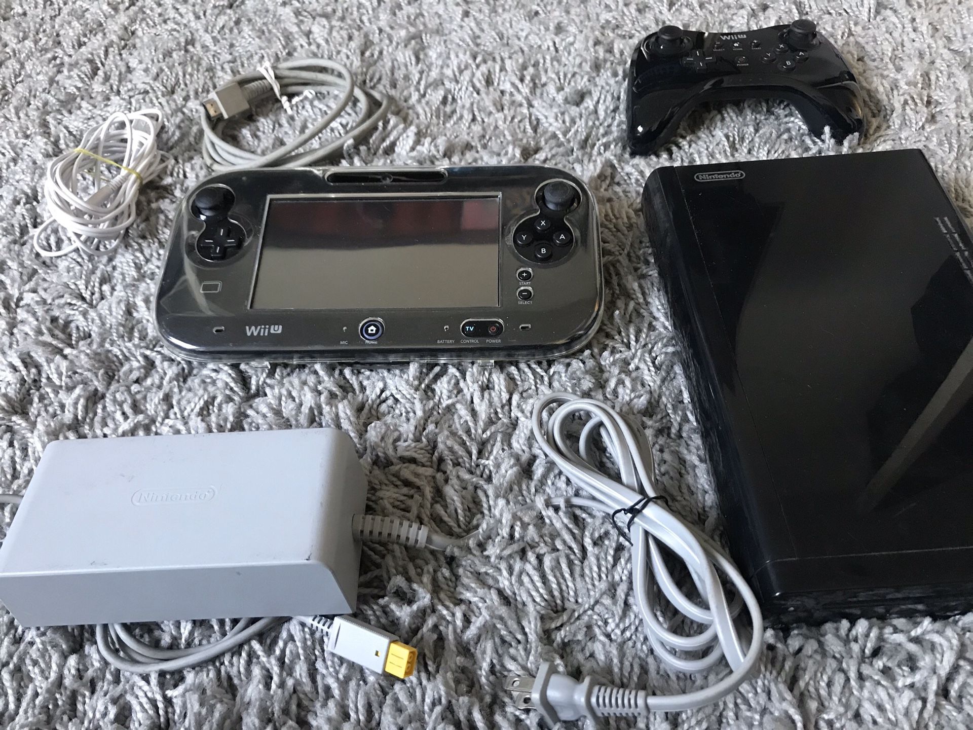 Nintendo Wii U black 32 gb console and game pad + pro controller + Nintendo land and super Mario 3D world