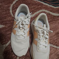 NEW BALANCE  LADIES  TENNIS SHOES 