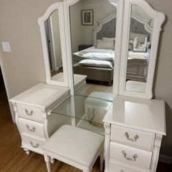 Vanity /dresser