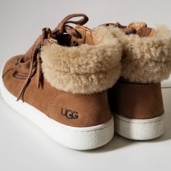 UGG boots women's size 5 like brand new 🥾