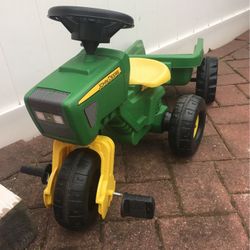 ROLLY JOHN DEERE TRIKE TRACTOR WITH WAGON
