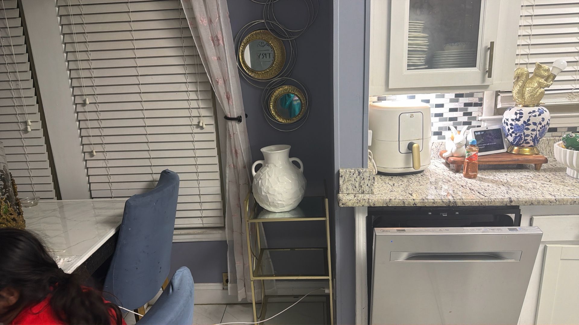 Glass Table Stand And Mirror
