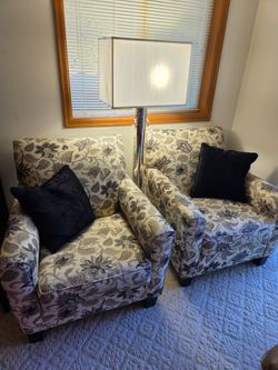 2 matching acvent chairs