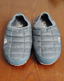The North Face ThermoBall Grey Insulated Camp Slippers Womens Size 8 Mules