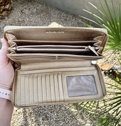 Michael Kors Jet Set Continental Wallet in Natural