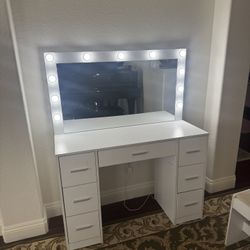 White Vanity Very Good Condition 