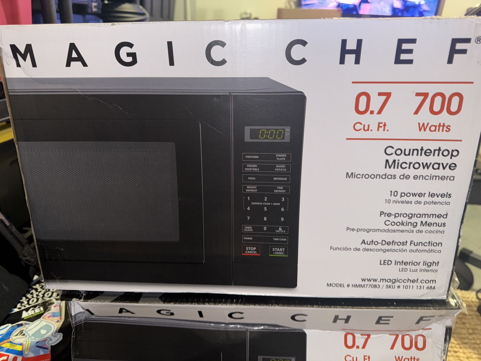 Magic Chef 0.7 Cu Ft, 700 Watts Countertop Microwave (black)