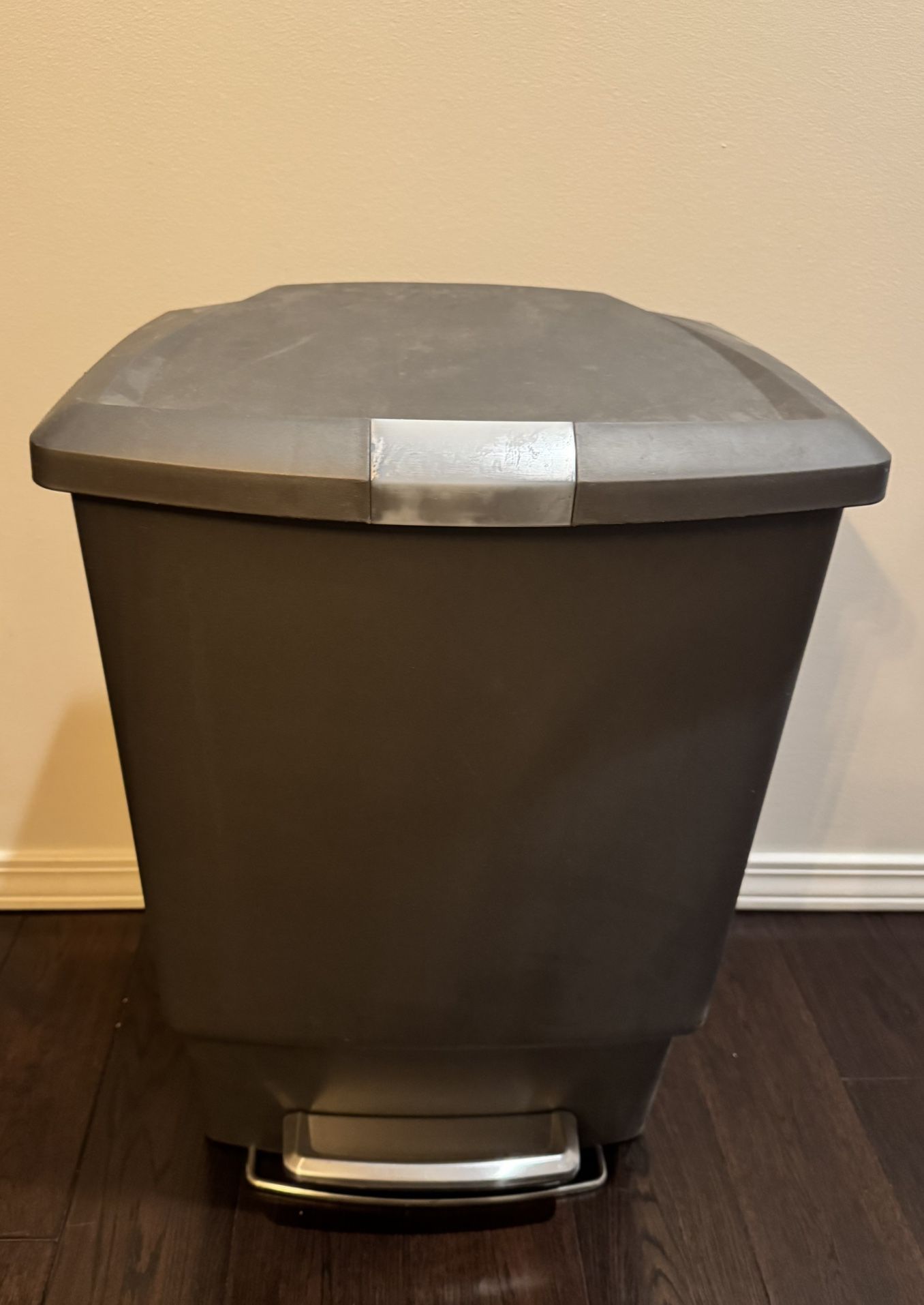 Simple Human Trash Can 40L