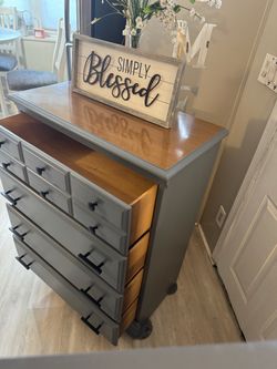 ✨✨GORGEOUS GRAY SOLID WOOD SHORTER 4 DRAWER DRESSER✨✨