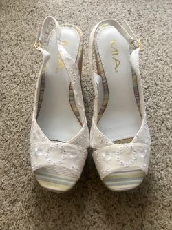 MIA White Eyelet Kyra Wedge Sandals Size 7.5
