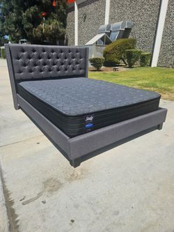 Beautiful Queen Size Bed With Mattress