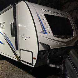 Travel trailer 2020 coachman freedom Express ultralight 29 feet