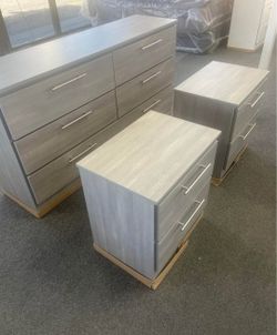 Dresser and Nightstands 🚚