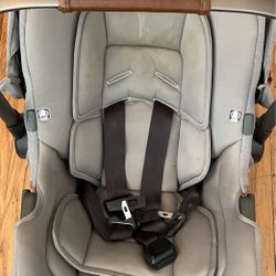 Nuna Baby Car Seat Plus Car Base!  Beautiful  condition!