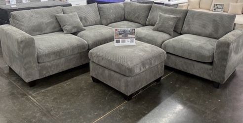 Neew gray sectional.sofaa w ottoman!!!!