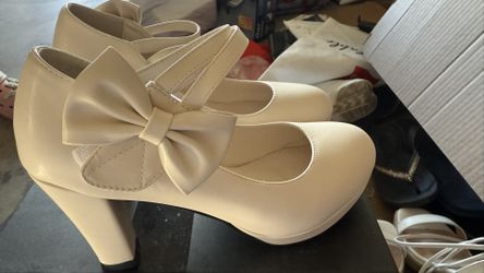 White Mary Jane heels with bow β like new
