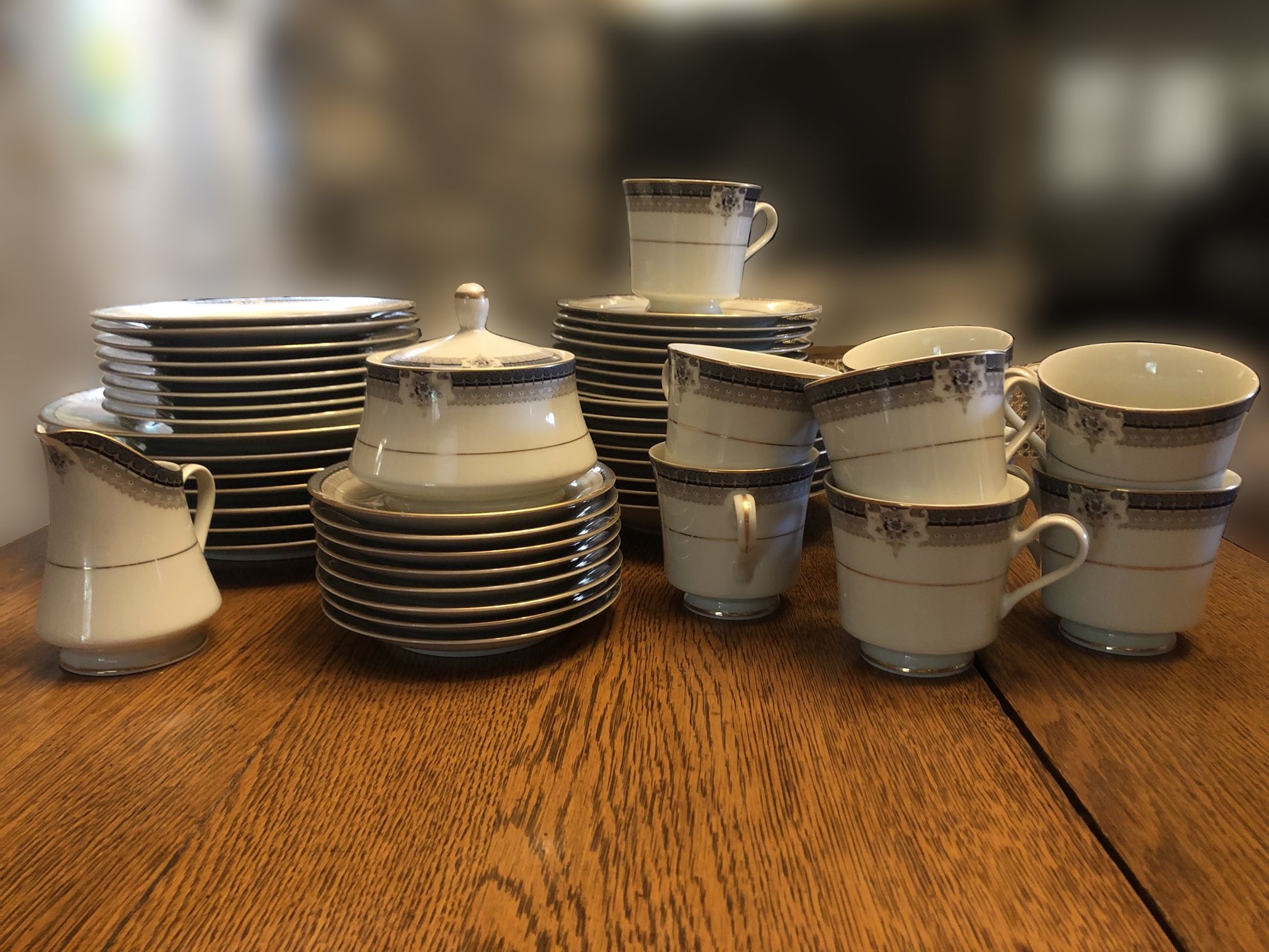 Fine China. 50 Piece Mikasa Grande Collection, Ivory Gold Tropez L5504 Japanese Dish Set. Full Place Setting minus 1 Dinner Plate.