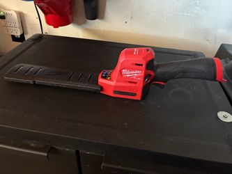 Milwaukee M12 FUEL 2533-20 8 in Battery Hedge Trimmer Tool Only