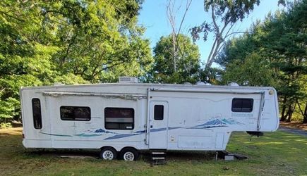 03 Montana 5th wheel 37’ nice inside best offer takes 50%