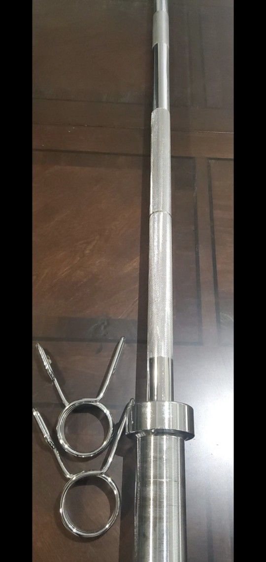 New Olympic 7ft Barbell. Includes Clips