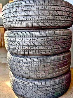 225 60 17 Firestone tires Con 80% de Vida Las 4