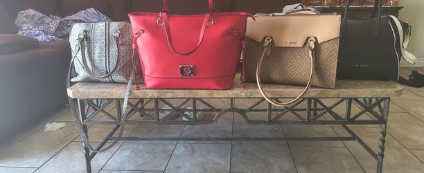 vendo estás bolsas guess nueva s solo estaban   guardadas