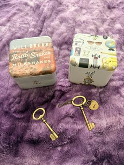 Fossil Key Keychain And Tins