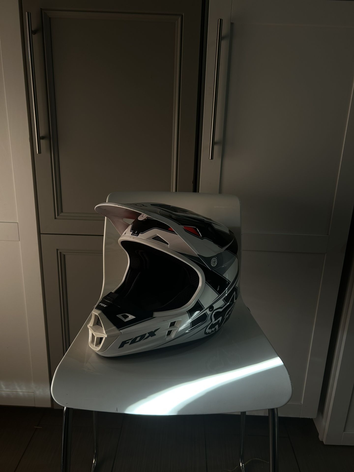 FOX V1 white & black