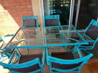 Patio table and chairs with umbrella/stand/rug
