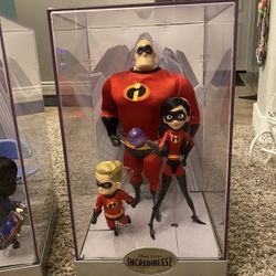 Disney Pixar Limited Edition The Incredibles 2 Mr. Incredible, Violet & Dash Doll Set