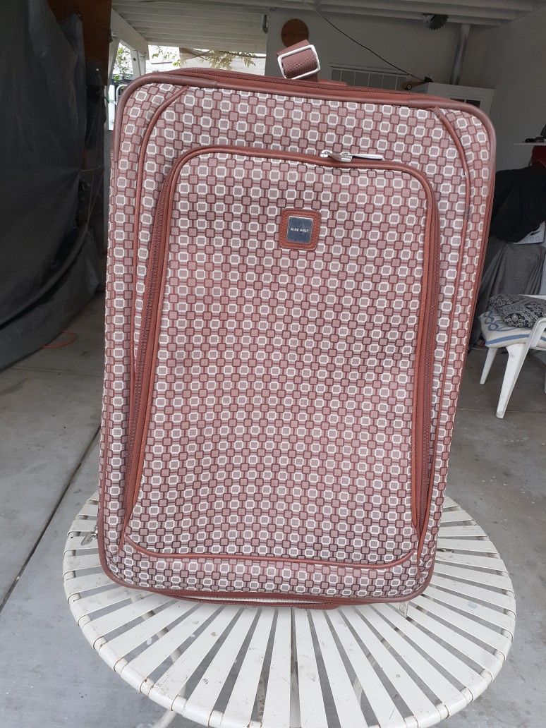 Maleta Para Viajar De 55 Libras Marca Nine West El PRECIO Es FIJO SOLO PERSONAS INTERESADAS POR Favor