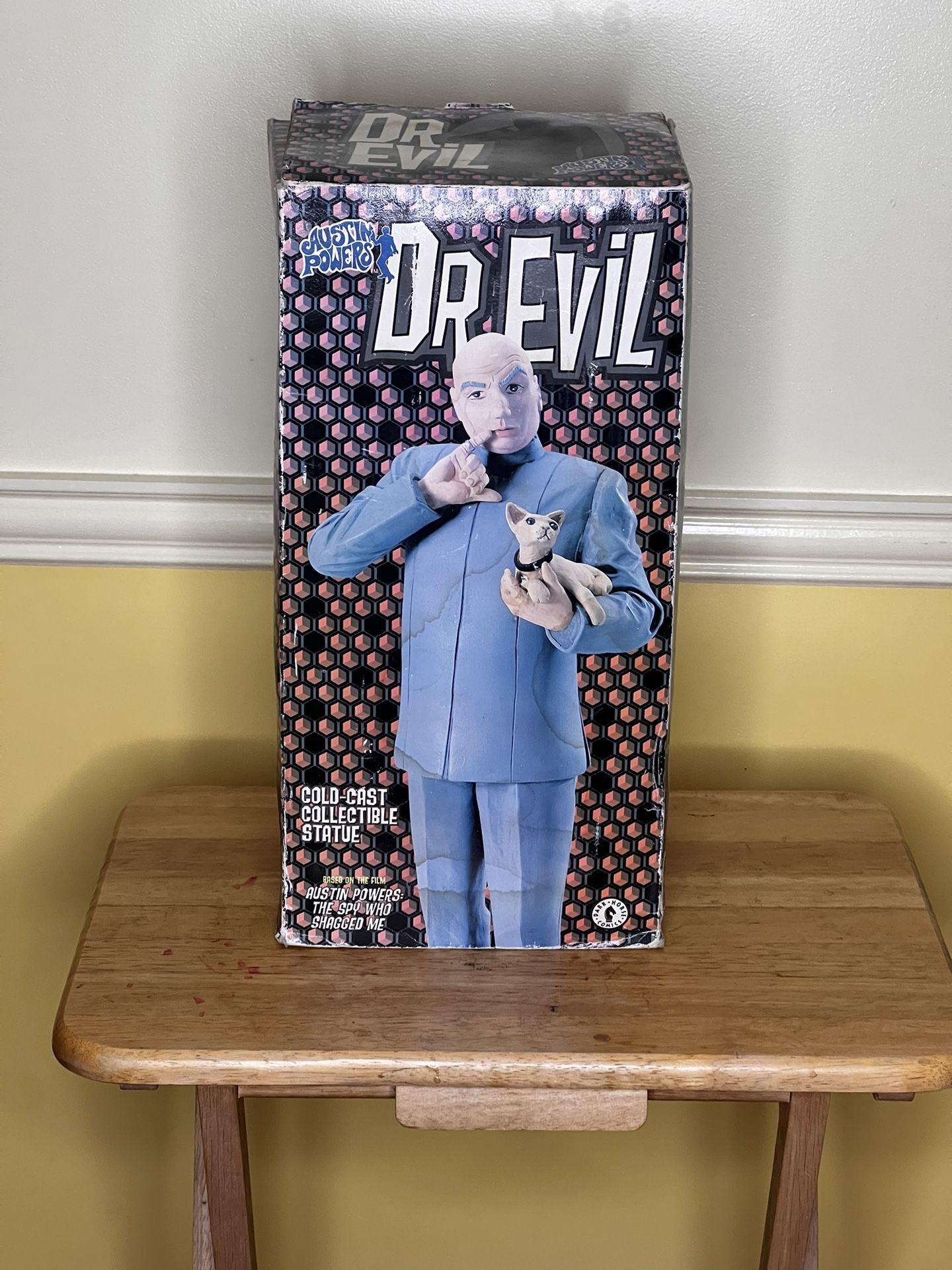 I am selling LE 1999 DARK HORSE COMICS, AUSTIN POWERS DR. BAD COLD CAST STATUE 12" 1/8 Scale piece 603 of 5,000 in its box new $100