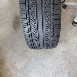 245/35/19 Tire