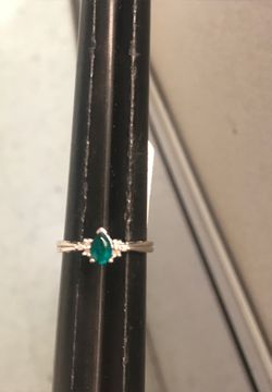 Emerald Ladies Ring