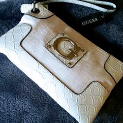 WOMEN GUESS WRISTLET WALLET