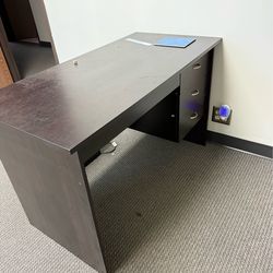 Free table draw stand and chairs