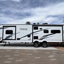 Coachmen Freedom Express 324RLDSLE-320W