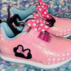 BABYGIRLS🎀🪩🔵⚪️✨DISNEY MINNIE PINK W: POLKA DOT BOW👟🎀LIGHT BLUE MINNIE GRAPHIC SIZE 8 SHOES🎀👟
