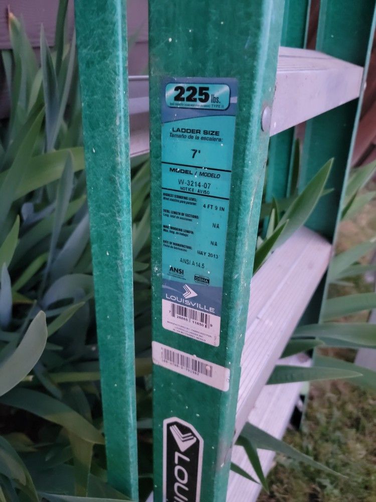 Louisville 7ft fiberglass ladder