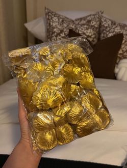 2000 gold rose petals