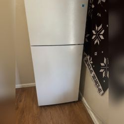 Signature Top Freezer Refrigerator, White - Like New – Bakersfield, CA