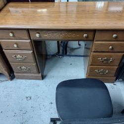 Very nice dark brown 5 drawer desk for sale 🗄️

